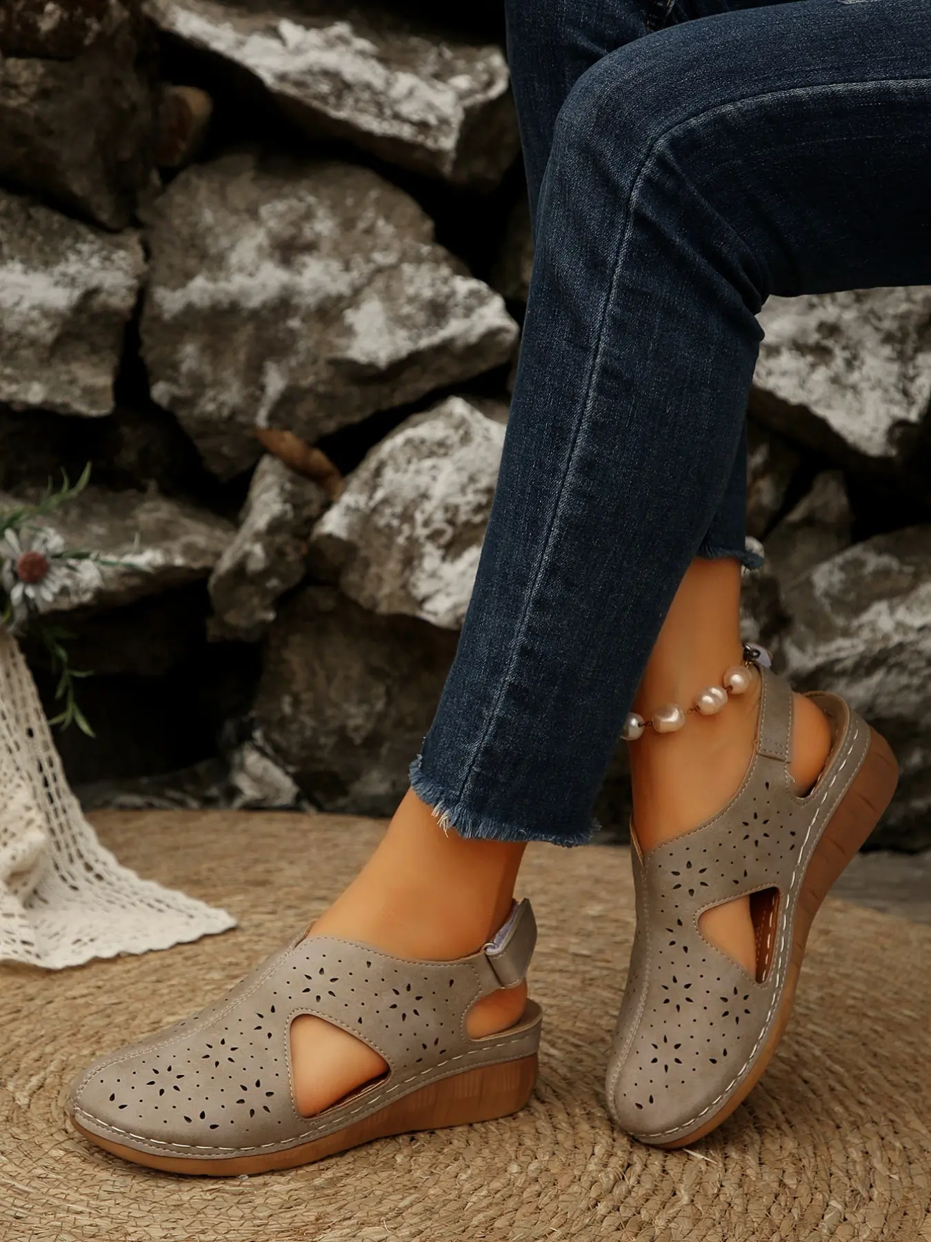 Retro Cut-Out Closed Toe Sandals for Women, Comfortable Flatform Heel, Artificial Leather, Casual Footwear Sandals for Summer, Medium Width, Casual Fashion Sandals