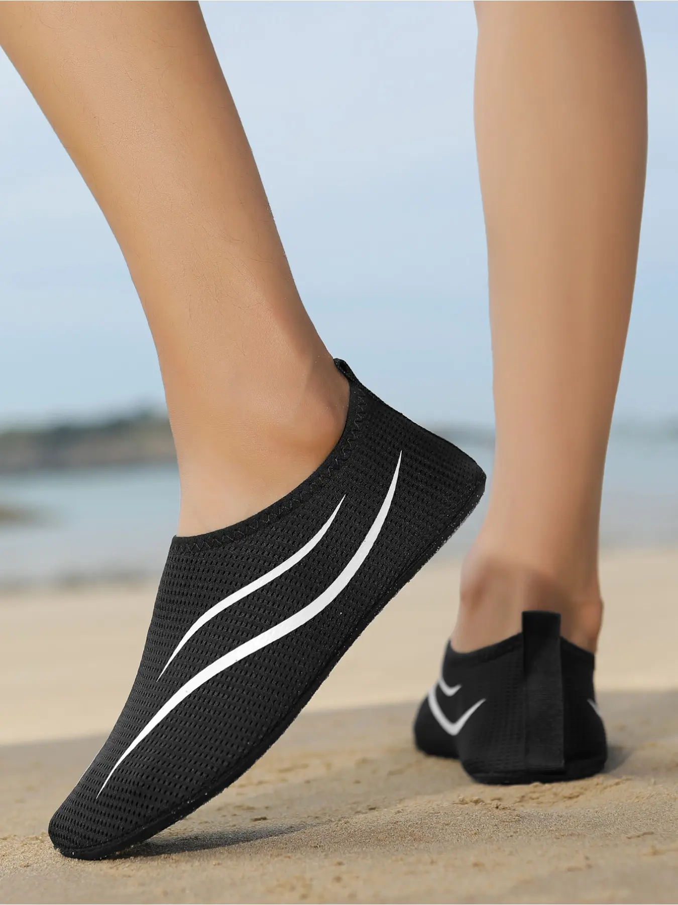 A pair of women's outdoor wading canyoning shoes, Water Aqua Shoes, breathable and quick-drying mesh, non-slip and wear-resistant, suitable for beach, outdoor and water sports casual wear.