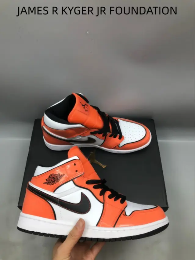 Responsive cushioning sport kicks that effectively relieve ankle and knee pressure