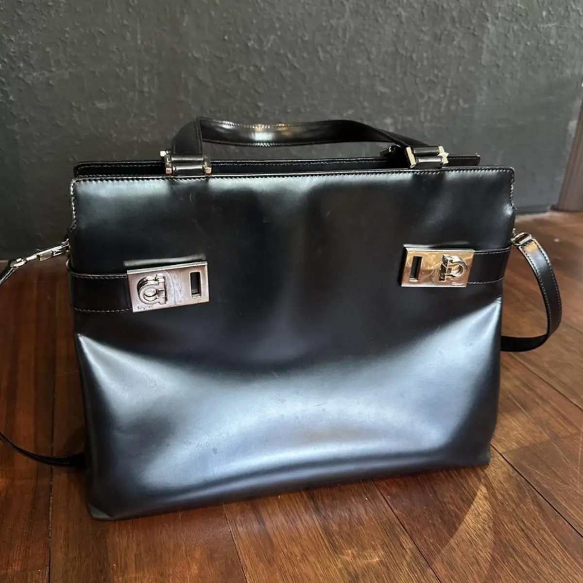 Pre-owned SALVATORE FERRAGAMO As Shown Messenger Bags Pre Loved Black Leather Gancini Lock 2 Way Bag AK835