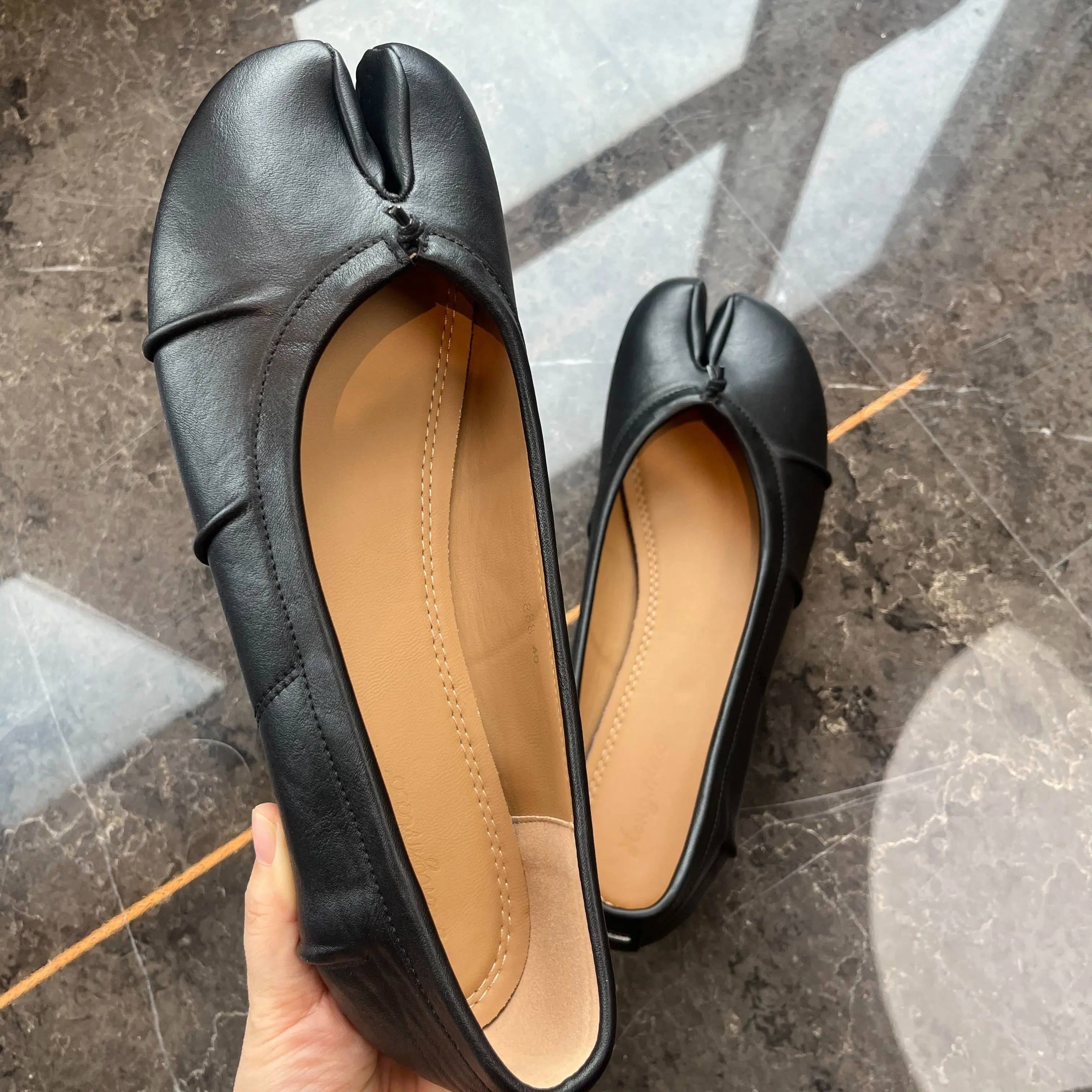 Women’s soft leather flat shoes for all seasons, slip-on casual ballet flats, stylish flat women’s shoes with a flexible ruched upper, relaxed everyday walking shoes; suitable for street-style outfits, daily commuting, and leisure vacations, can be paired