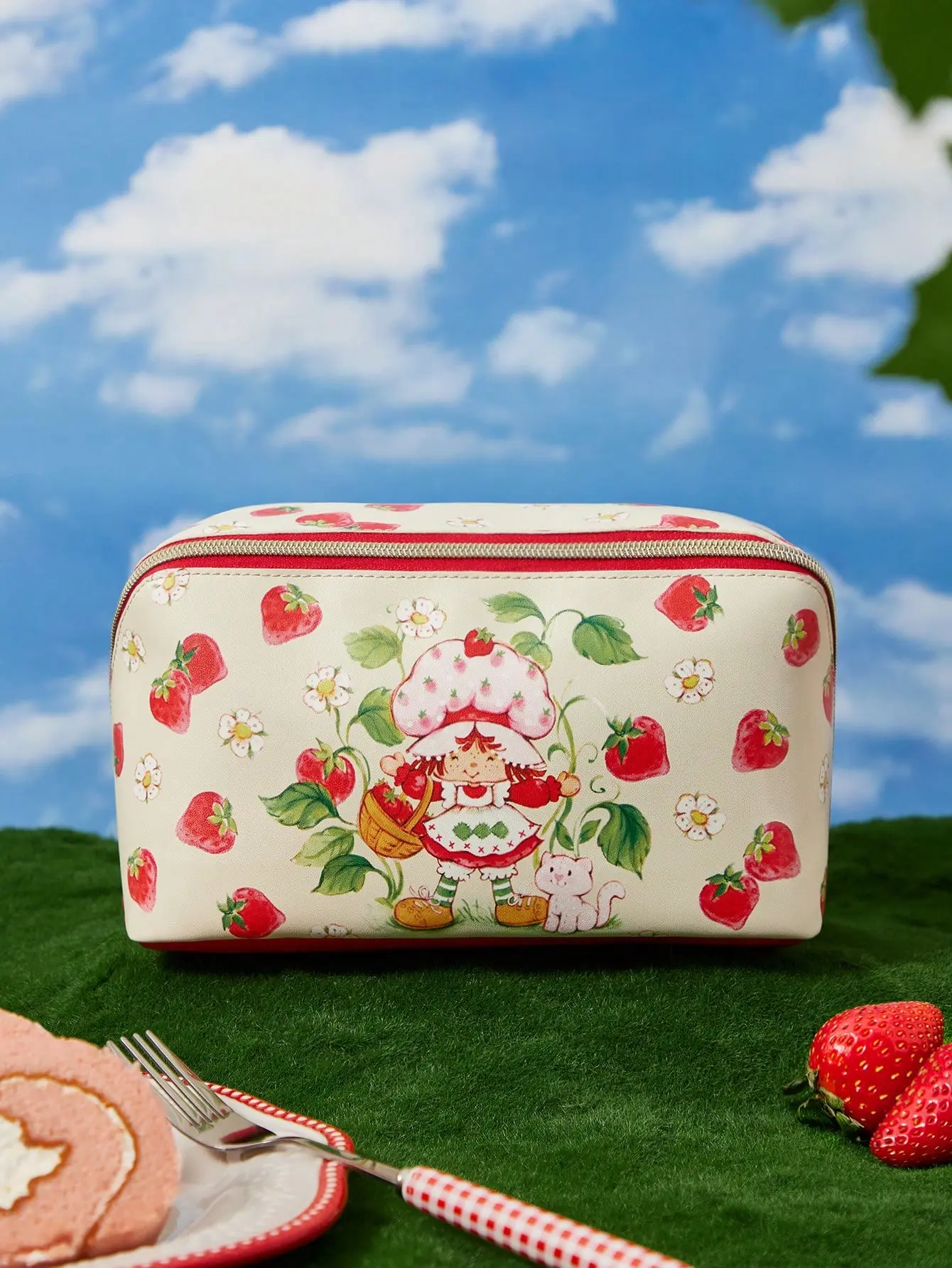 Strawberry Shortcake Cute Cartoon Strawberry Print Zipper Closure Bag, Large-Capacity Cosmetics Organizer, Travel Cosmetic Bag, Travel Cosmetic Bags