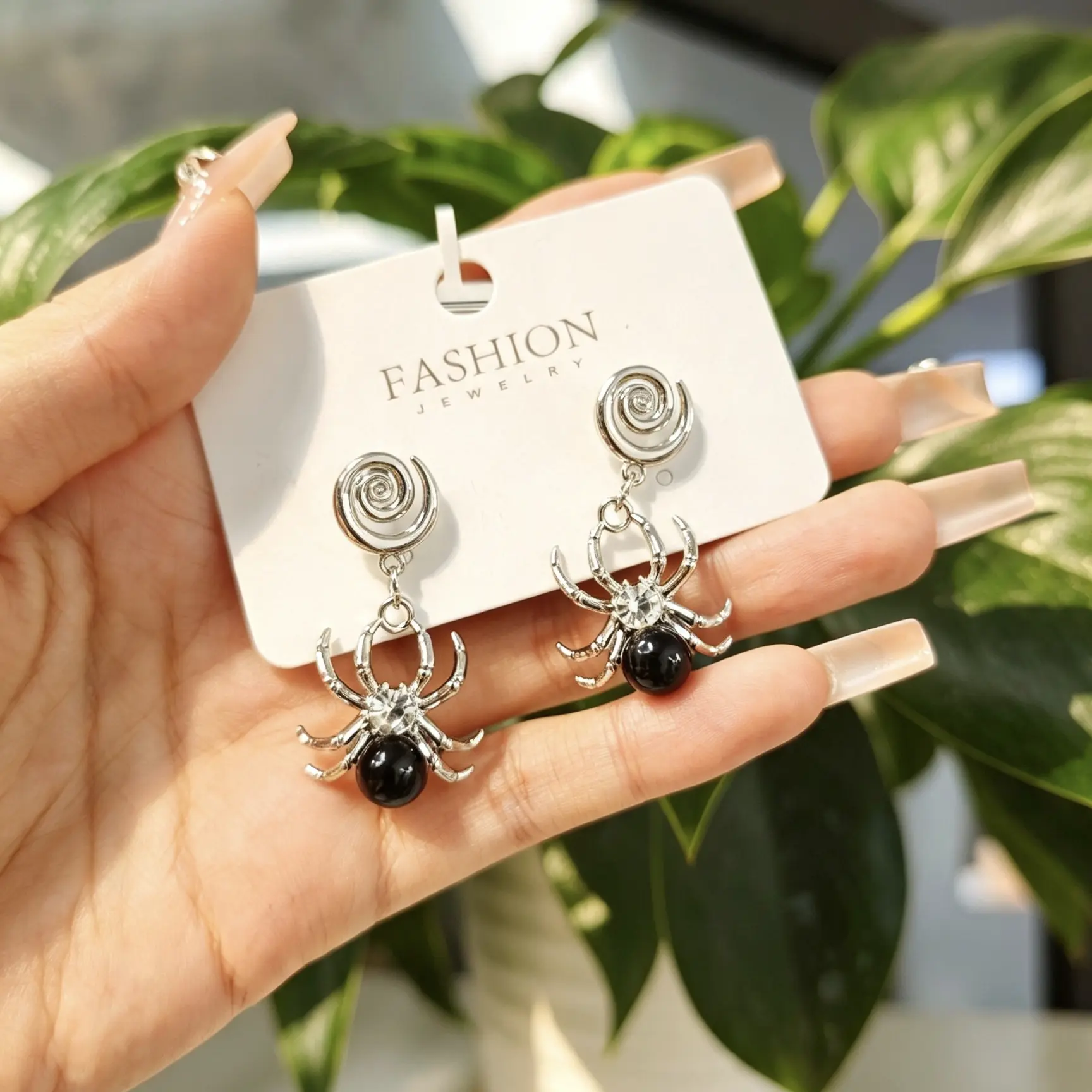 Lvy(20962)gc.Spider‑Shaped Obsidian Earrings, Dark Halloween Vibe