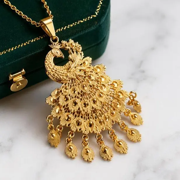 Golden peacock necklace, elegant style, gift packaging, suitable for giving to women or girlfriends, pendant necklace