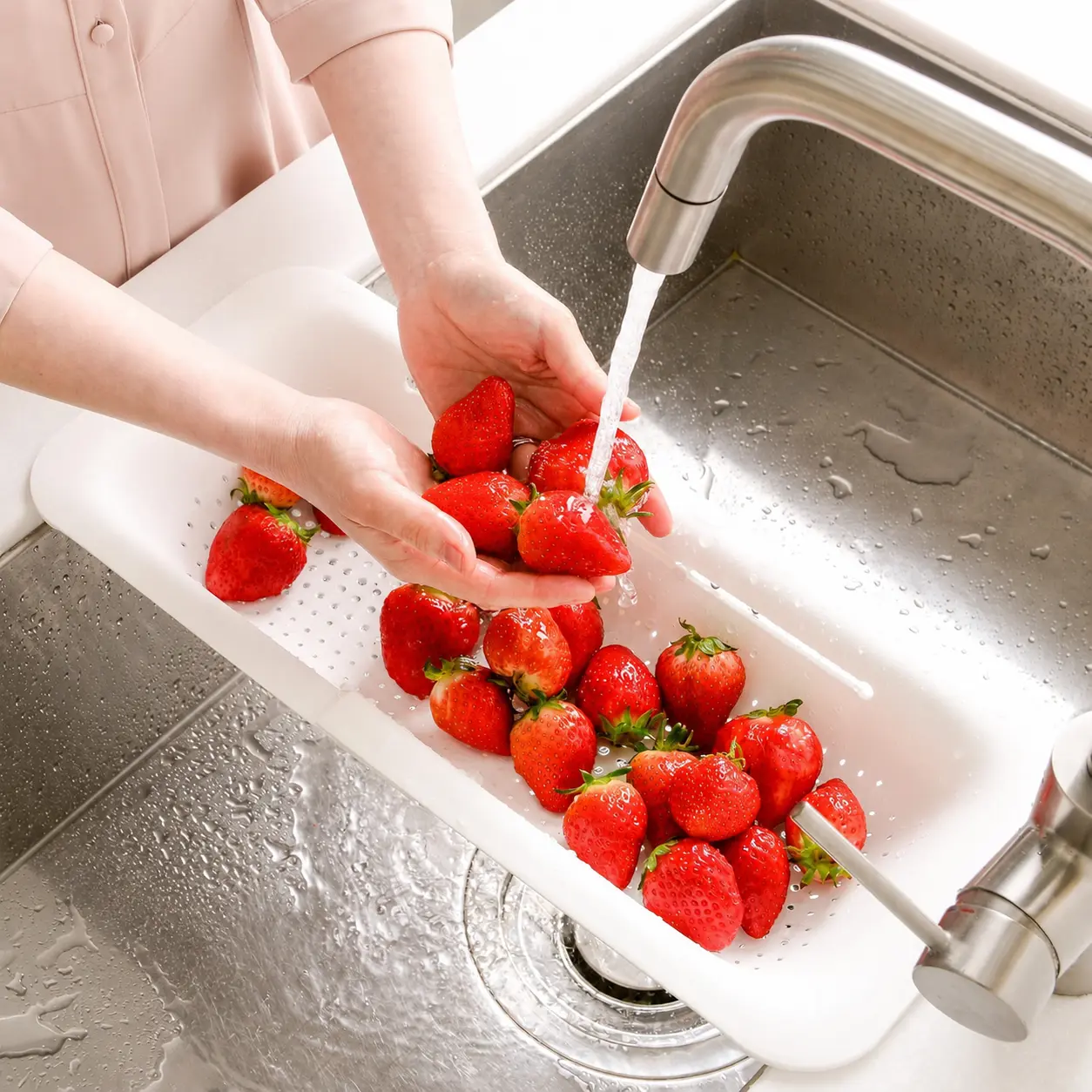 Plastic Expandable Over-Sink Colander Basket, Adjustable Telescopic Kitchen Sink Strainer for Washing Fruits, Vegetables & Dishes, Fast-Draining Produce Basket for Home Cooks, Small Kitchen Organizer  Compact Foldable Pasta Rack Storage Sturdy Traditional