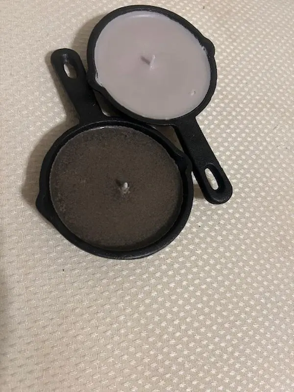 Skillet Candles Hand-Poured Rustic Charm Signature Series 2 oz Mini Cast Iron Skillet Natural Wax Long-Lasting Clean Burn 2 Scents Available Apple Pie & Pecan Pie Farmhouse Decor Decoration Decorative