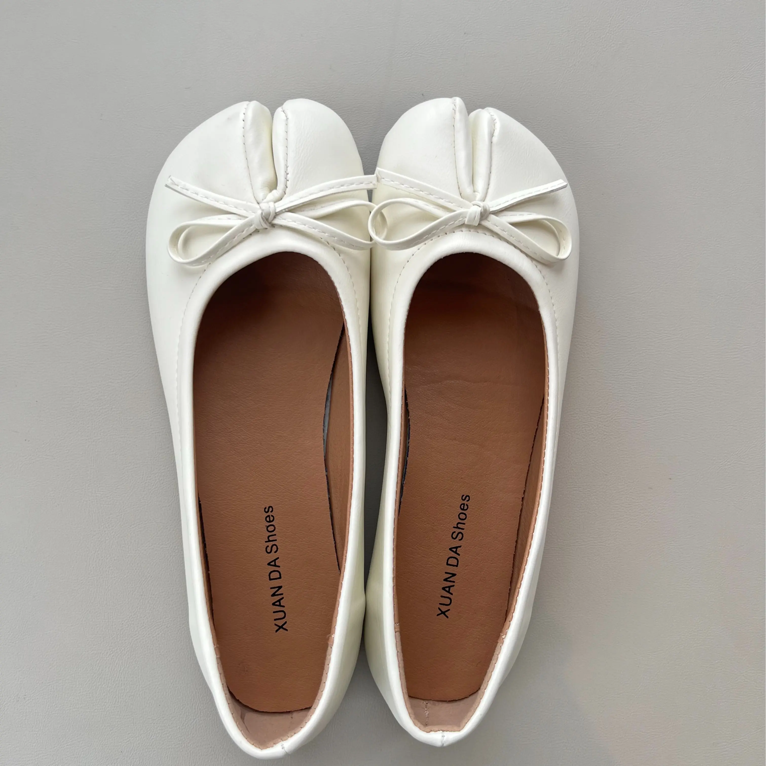 Women's Solid Silver Glossy Leather Slip-On Low-Cut Bow Accent Ballet Flats with Cushioned Insoles for Comfortable Walking - Ideal for Commuting, Casual Wear, Spring-Summer-Autumn