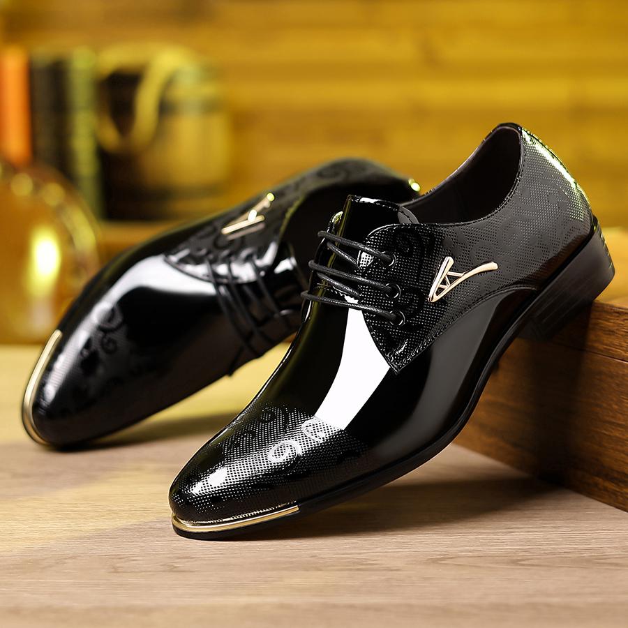 Men’s Oxford dress shoes with wingtip design — smooth leather, embossed detailing, stylish and comfortable, suitable for business and formal occasions