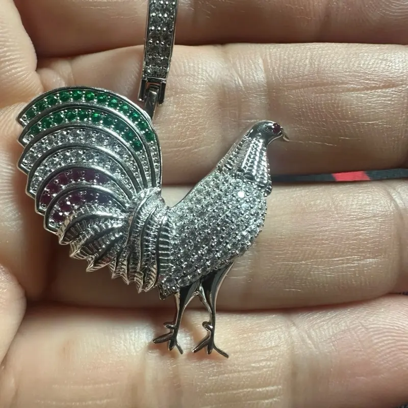 Dije de plata de gallo