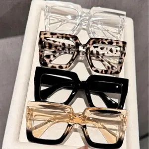 4 pairs of large square fashion flat mirrors, which can be shared with relatives and friends, worn and photographed together, and matched with clothes.