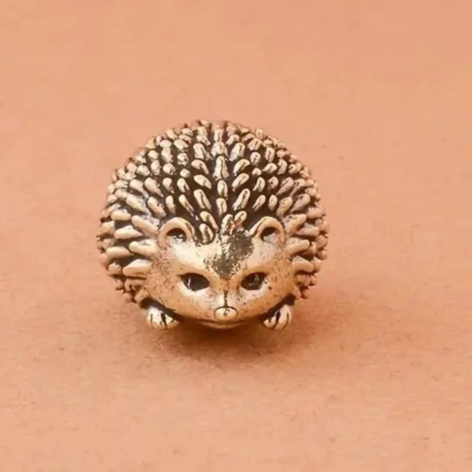 Vintage Copper-Plated Middle Hedgehog Figurine - Handmade Craft Collectible, Retro Brass Decorative Metal Ornament, Solid Copper Tea Pet, Miniature for Desktop Decor Gifts, Collectibles