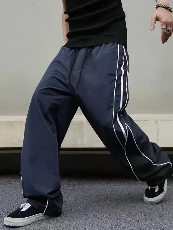 Men’s American vintage striped patchwork wide-leg joggers with a relaxed drape and drawstring cuffs—streetwear casual pants suitable for everyday outings, skateboarding, campus commuting, and more.