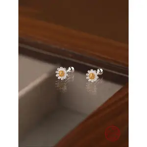 Women's Cute Mini Flower High Quality Earrings, Lightweight Luxury Design, Unique Personality Daisy Ear Studs, All Season Jewelry Accessory