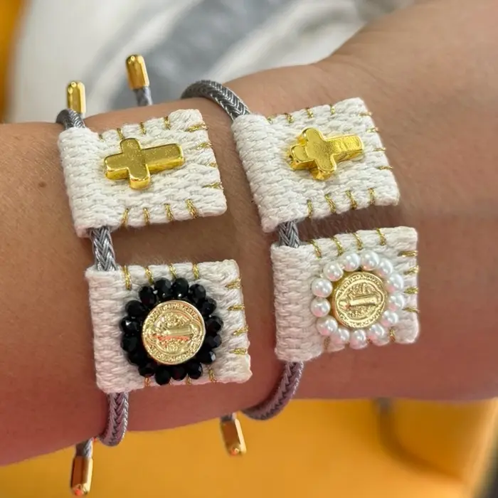 Pulsera en tela con San Benito