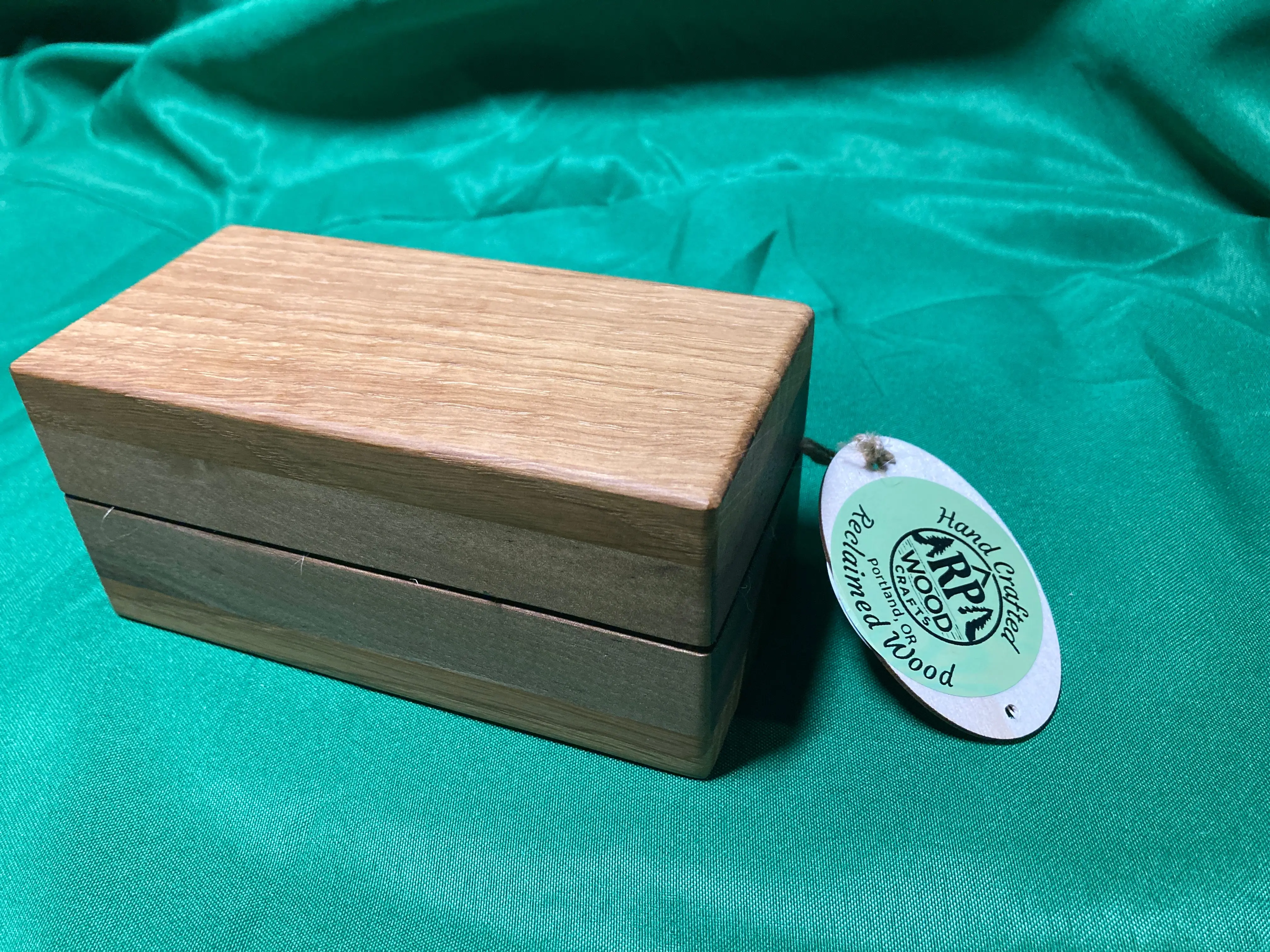 Keepsake Box. Coffee table box. Urn box. Handmade reclaimed wood. High quality. Handmade gift. Oak and walnut.