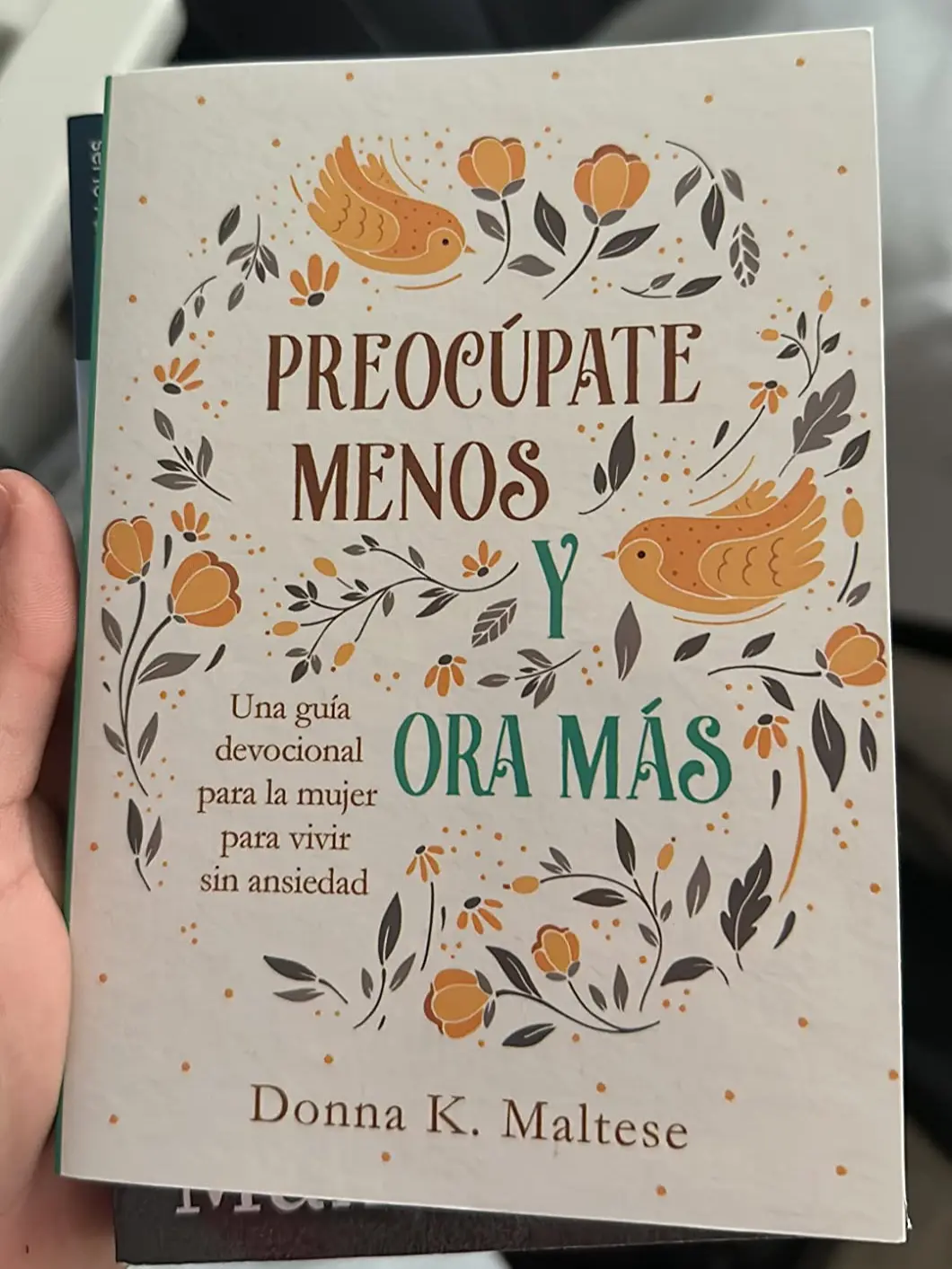 "Preocupate Menos y Ora Mas" (Spanish Edition) Paperback Devotional Book - 180 Readings and Prayers, Anxiety Relief, Religious Inner Relaxation Personal Growth Resource