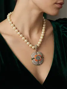 A vintage and elegant colorful pearl necklace, with round pearls outlining a gentle curve, and a relief portrait pendant and colorful gemstone fragments complementing each other. It is also a surprising and exquisite small gift for daily commuting