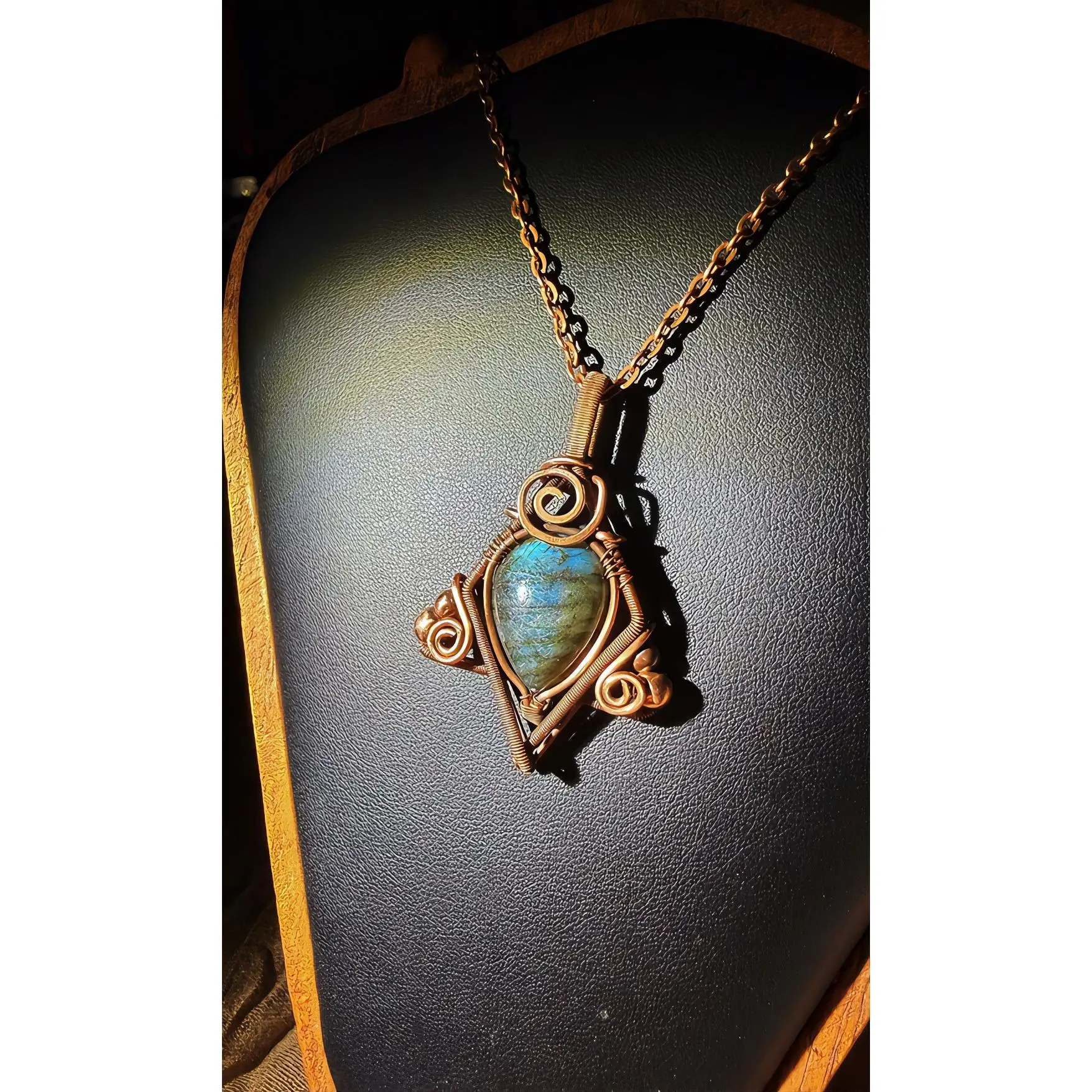 Unisex Elegant Labradorite Pendant Necklace, Intricate Wirework Design, Copper Chain