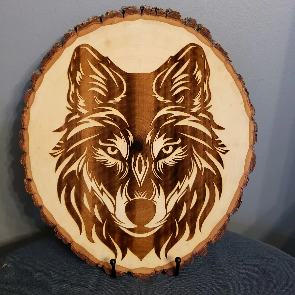 Barkwood engraved wolf Round Wooden