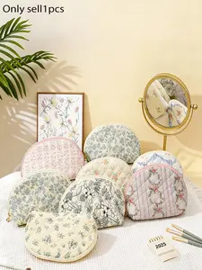 Pastoral style floral quilted cosmetic bag, with a shell-shaped large opening design, an ideal portable storage bag for pastoral style lovers, suitable for travel and daily commuting.