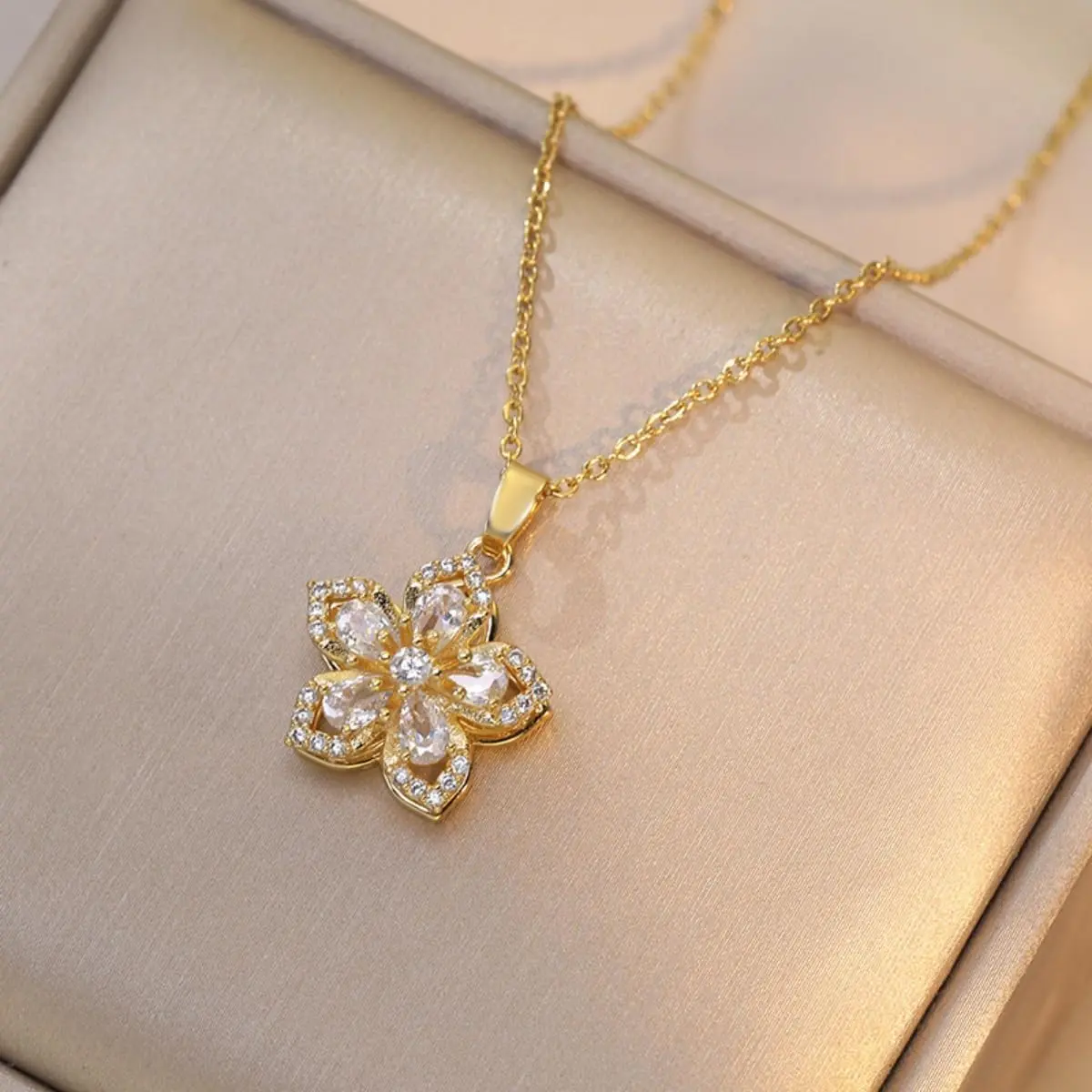 Women's Rhinestone Decorated Crystal Flower Pendant Necklace - Rotatable Design, Inlay Details, Bling Effect, Cross-Themed Link Chain Costume Jewelry for Daily Wear, Rhinestone Decorated Necklace, Flowers, Crystal Necklaces