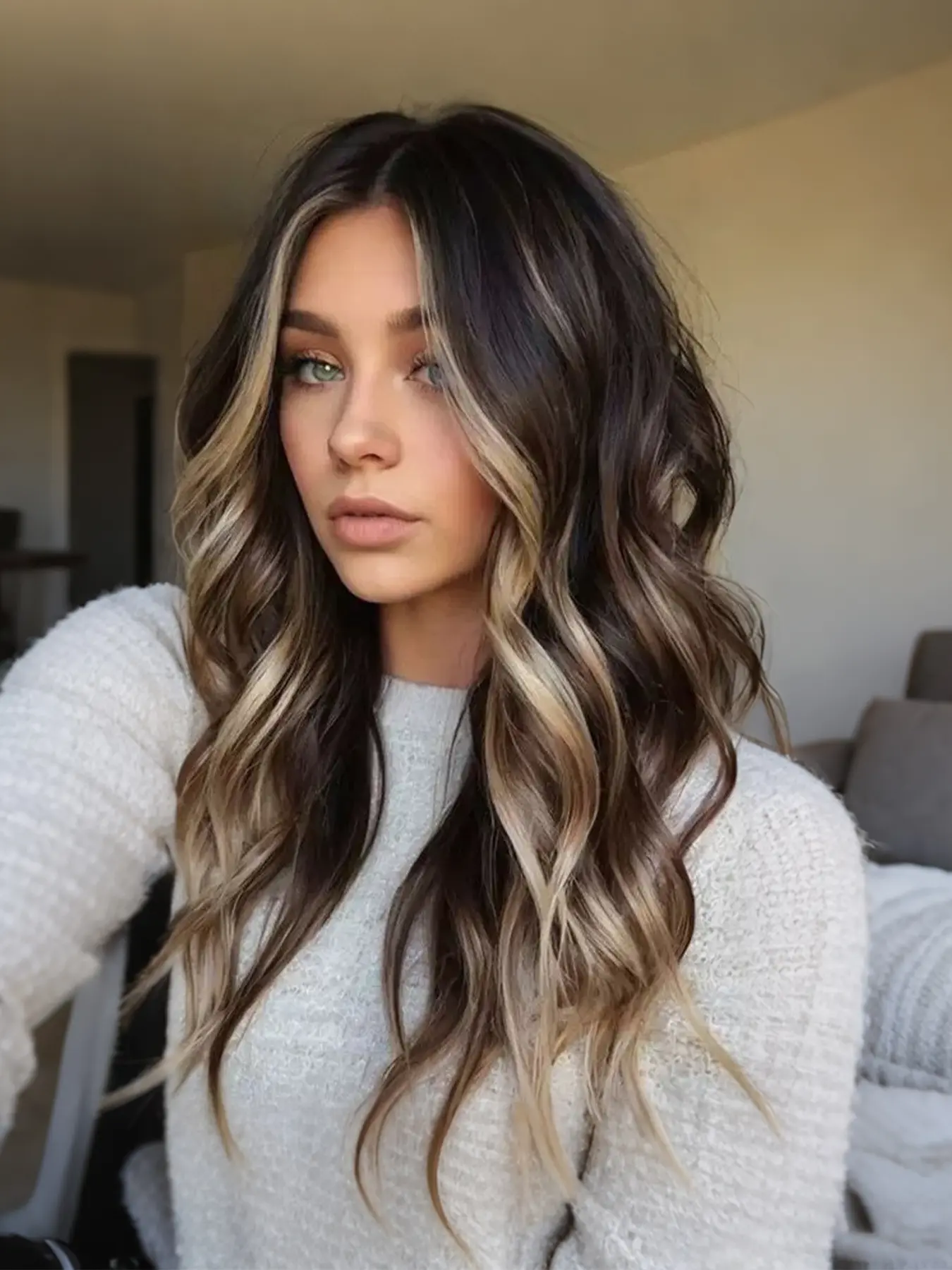 VOSILK Long Wavy Wig for Women 26 Inch Middle Part Curly Wigs with Lace Hairline Synthetic Heat Resistant Fibers Wig for Daily Wear and Party Use Ombre Wavy Wigs Adjustable Wig