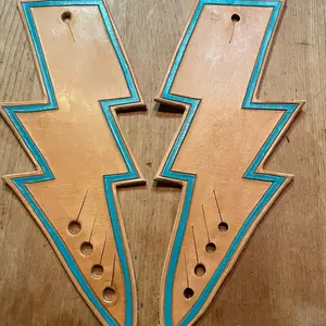 One piece spur straps