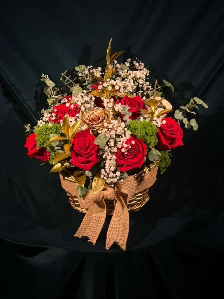 Ramo Michelle - Elegant Red Rose Bouquet with Gold Access,  naturales flowers- Local Delivery in Doral Hialeah Sweet Water Fontainebleau & Tamiami