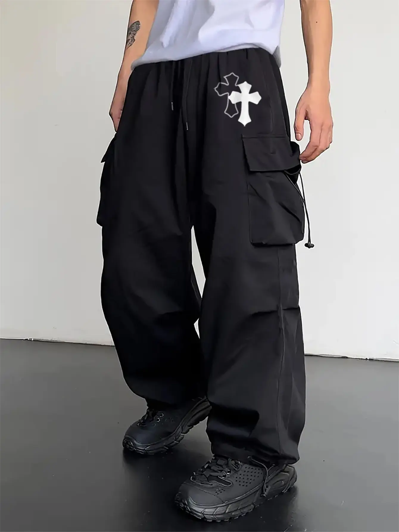 American high-street 【Cross Print Cargo Joggers】 Men’s streetwear loose wide-leg multi-pocket functional long pants, streetwear brand dark aesthetic, drawstring, two-way wear casual pants, versatile, abrasion-resistant fabric, street hip-hop feel cargo pa