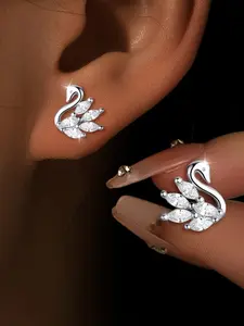 A pair of sparkling swan earrings for women, exquisite and elegant, with a touch of understated luxury and style. A perfect everyday casual gift for women, expressing gratitude.