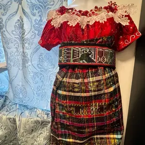 Traje guatemalteco para mujeres color rojo