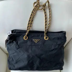 Pre-owned PRADA Classic black and gold triangle logo hobo bag with chain strap/WJ01110626