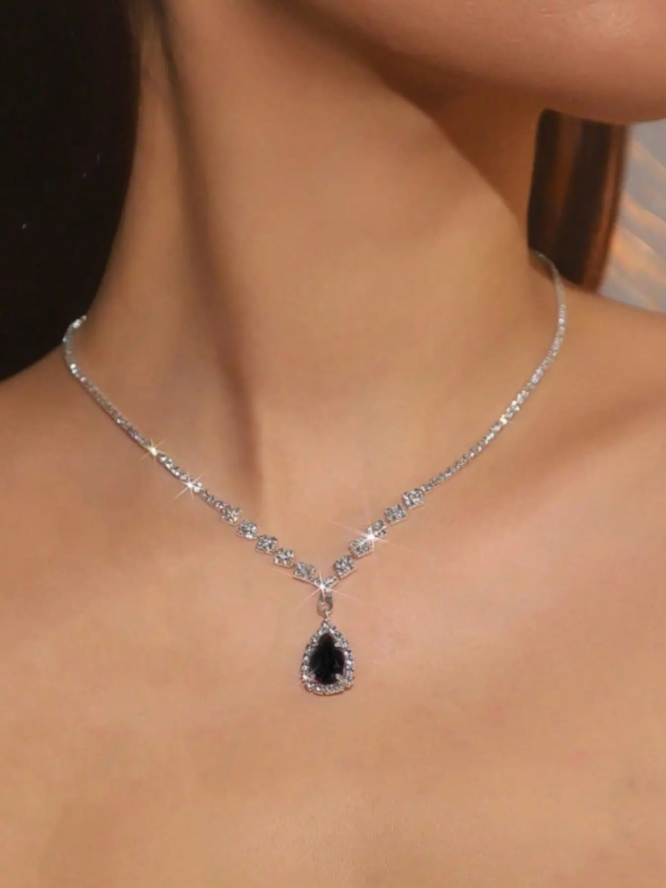 Elegant black water droplet pendant necklace, women's sparkling imitation crystal V-shaped chain, sparkling rhinestone embellishment, suitable for daily wear, Statement necklace