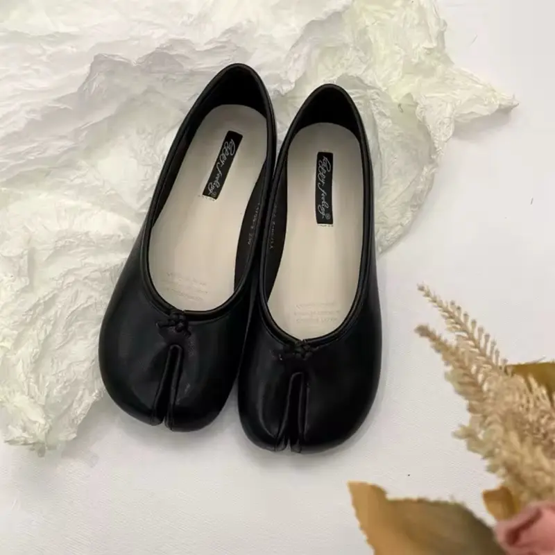 Elegant Black Tabi Ballet Flat- Comfortable & Stylish Women's Shoes with Classic Tassel Design for Everyday Wear