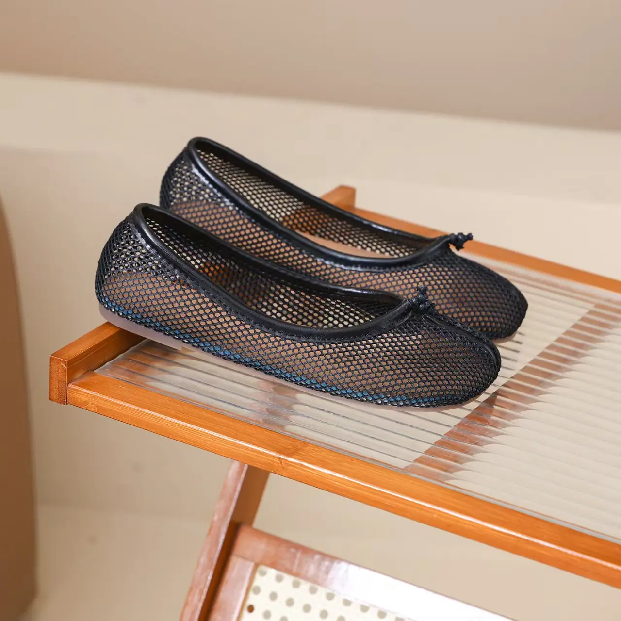 Casual mesh flat shoes for women with a minimalist design—lightweight, comfortable, and versatile for everyday wear.