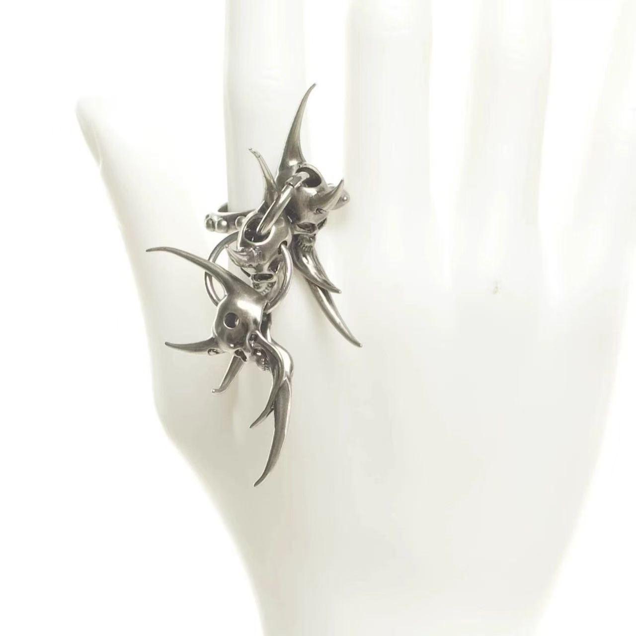 Dark Aesthetic Irregular Ring Gothic Spiked Skull Band Unique Statement Jewelry for Bold Fashionistas