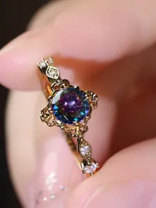 A four-prong round lace ring is simple, individual, niche, light luxury and elegant, suitable for women