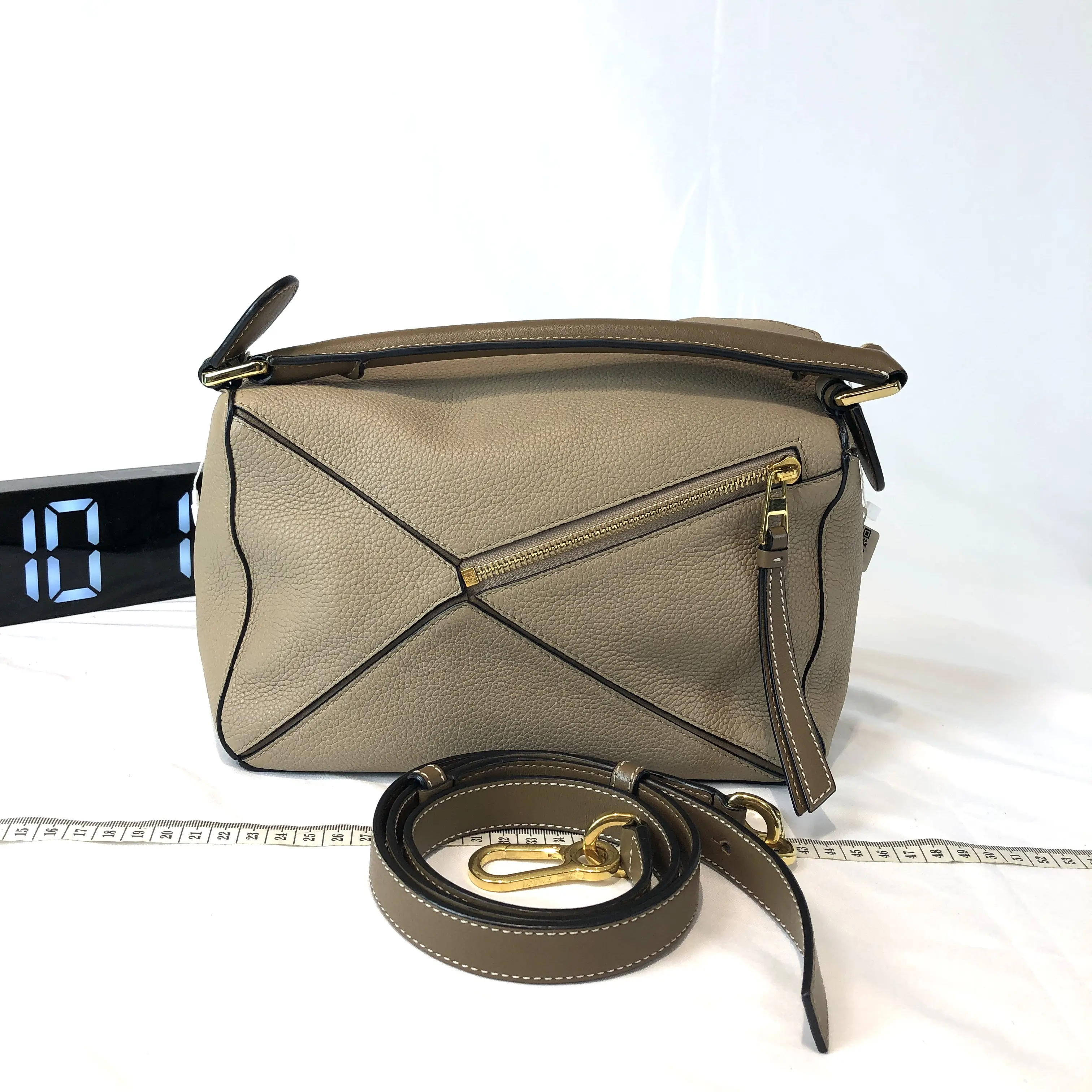 Pre-owned Loewe leather Crossbody bags Puzzle Edge Dune Grained Top Handle Crossbody Bag 24518537