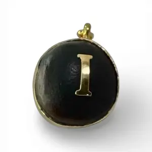 Ojo de buey con las iniciales I-G-D