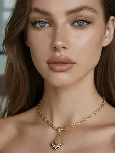 A vintage diamond necklace, Goddess necklace, with a fan-shaped outline outlining an elegant curve, complementing broken diamonds, suitable for daily commuting, dating, and an exquisite small gift