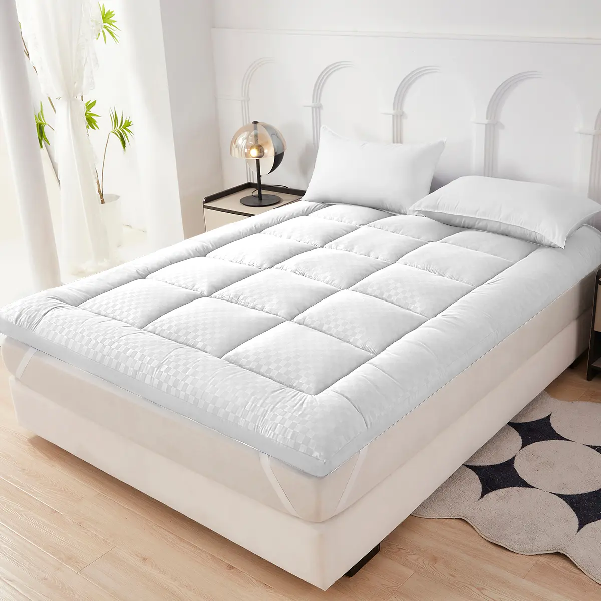 TORAX White Mattress Quilting Process Microfiber Filling Mosaic Style Four-Corner Fixed Thick Plush Bed Protector Pad for Comfortable Sleep