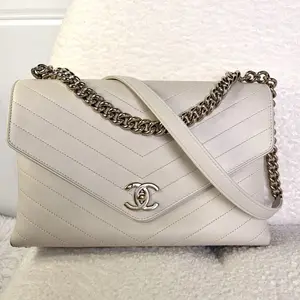 Pre-owned CHANEL CC Envelope Flap Bag, Off White Chevron Quilted Calfskin with Light Gold Hardware (2018) 26637488 HK