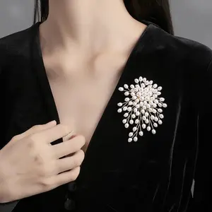 Creative Pearl Tassel Flower Brooch Women's Alloy Corsage Pin Fashion Versatile Clothes Backpack Scarf Accessories Brooch