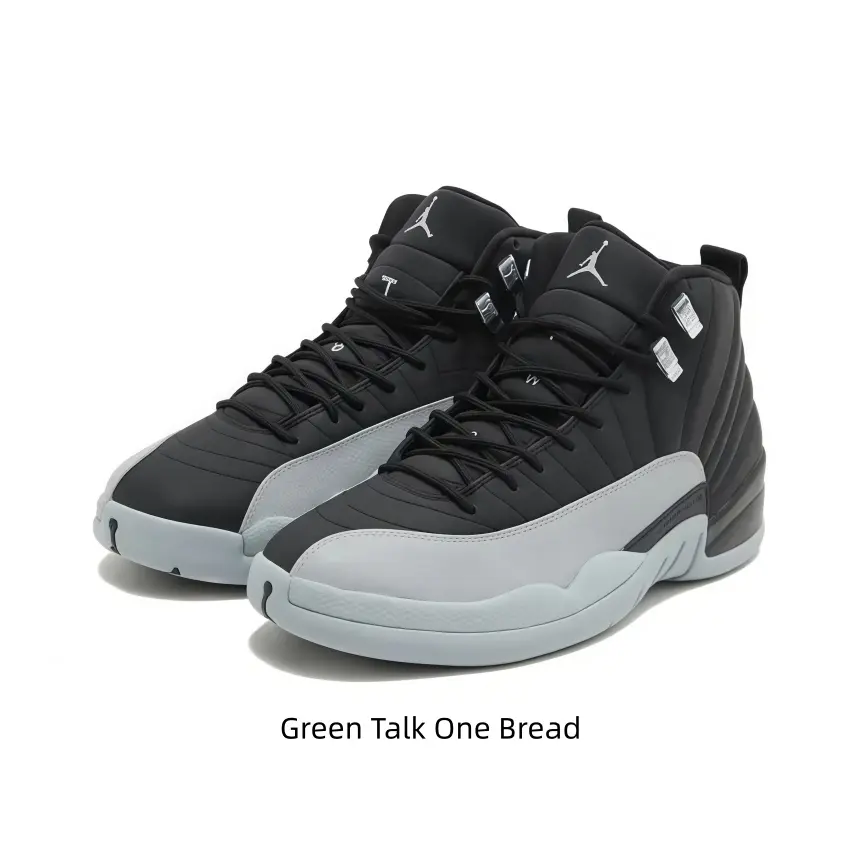 Eye-catching high-top kicks that match jeans and casual street fits
