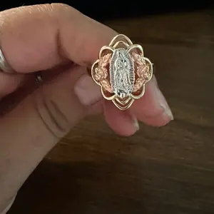 Virgencita Ring - Elegant Design with Floral Accents and Central Element