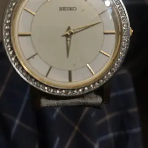 Seiko Men's Watch with Elegant Bezel and Classic Dial Design for Everyday Wear