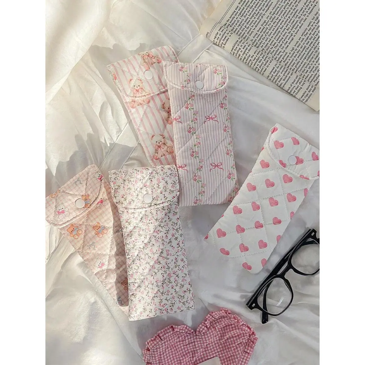 1Pc Cute Pattern Print Quilted Glasses Bag Girl's Glasses Storage Box Multi-Functional Storage Bag Glasses Organizer Jewelry Organzier Sunglasses Accessories Featuring Korea Ins Style Clutch With Buckle Closure Design Perfectly Protecting Sunglasses And M