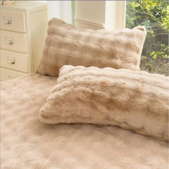 A pair of khaki pillowcases, 48*74 cm.