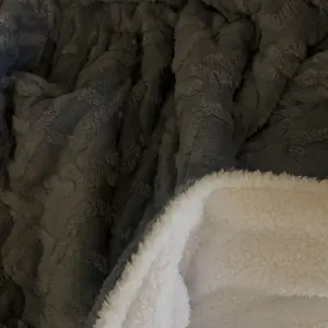 1PC Ultra Soft All Season Heavy Quilt , Double Sided Anti Static Anti Shedding, Plush Warmth, Machine Washable, Suitable for Bedroom Hotel Guest Room(Pillowcase & Pillow Not Included) Cozy Throw Blanket