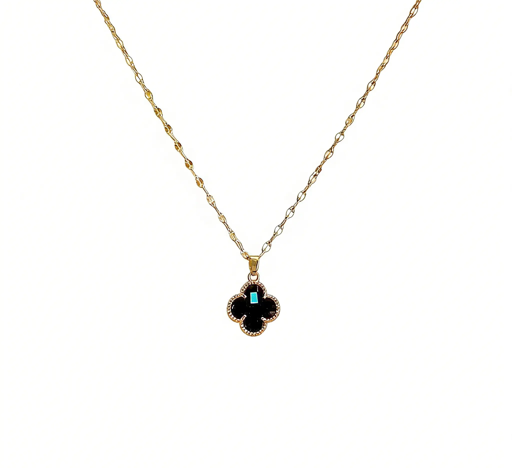 Titanium steel four-leaf clover pendant necklace, designed for women, featuring a fashionable and minimalist style. This elegant clavicle chain is perfect for photoshohoots and dates.
